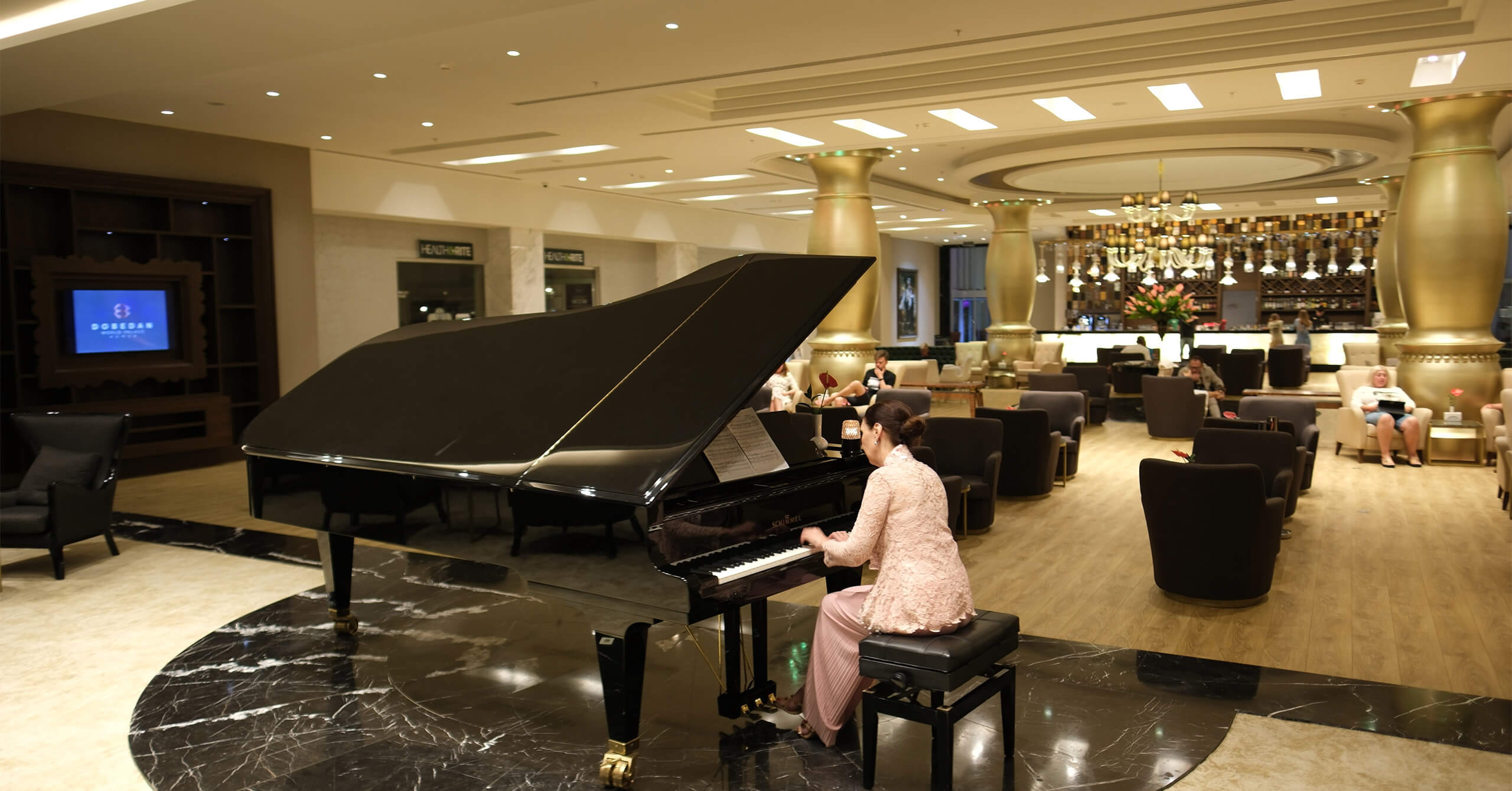 Dobedan World Palace Piano Bar Slider
