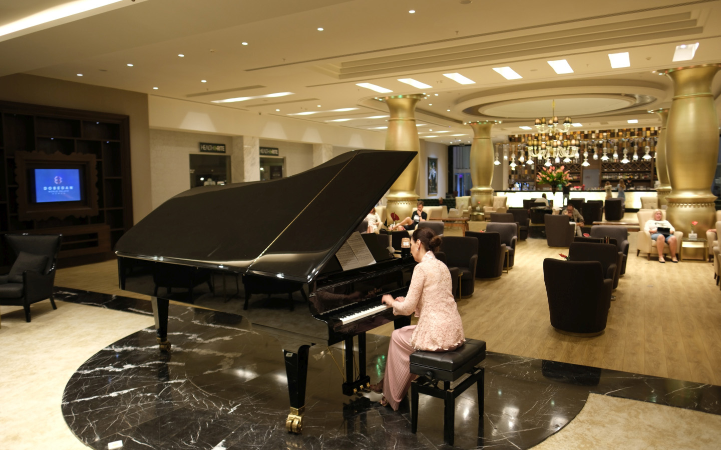 Dobedan World Palace Galeri Lobby Piano Bar Card3