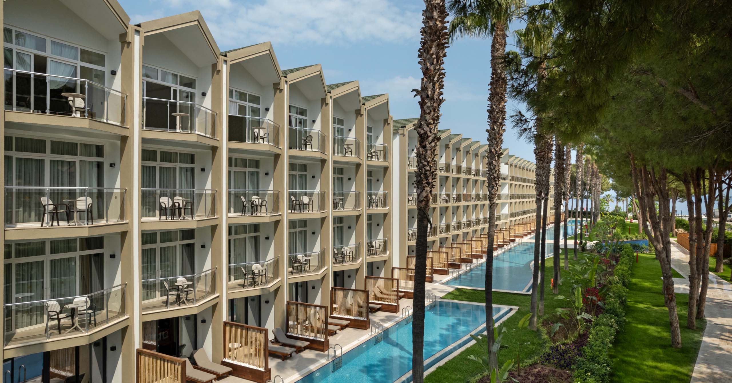 Dobedan Hotel Kemer Swim Up Slider M7